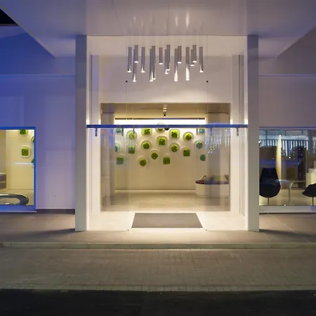 מלון 8piuhotel 4*