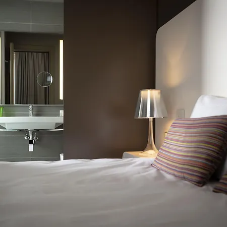 8piuhotel מלון
